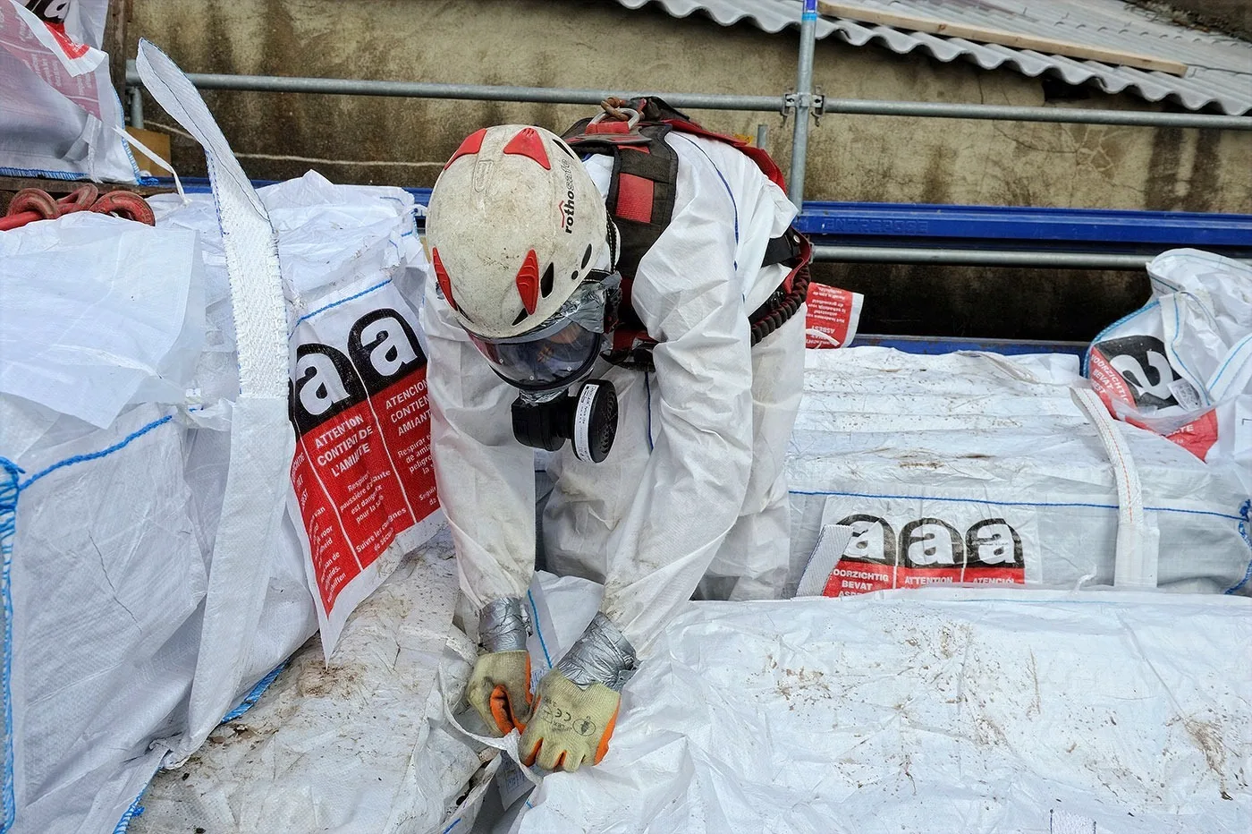 Opérateur IDEA ENVIRONNEMENT conditionnant des déchets amiantés sur chantier