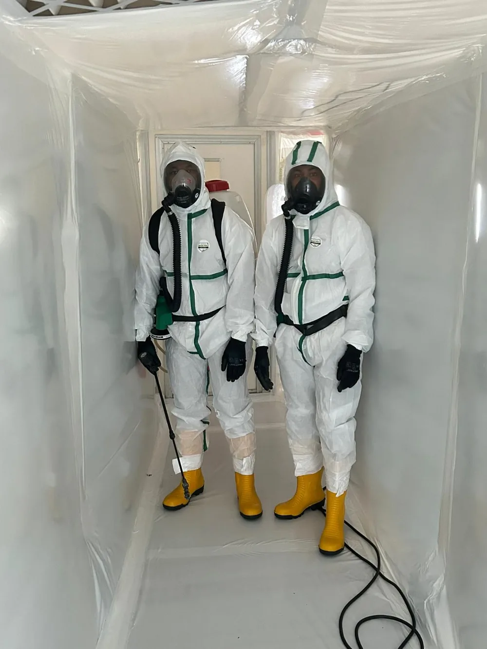Deux opérateurs IDEA ENVIRONNEMENT en zone confinée pour un retrait d'amiante